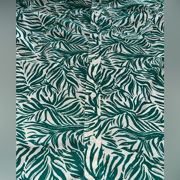 Levi’s leaf button down 🌿 - Picture 2 of 8